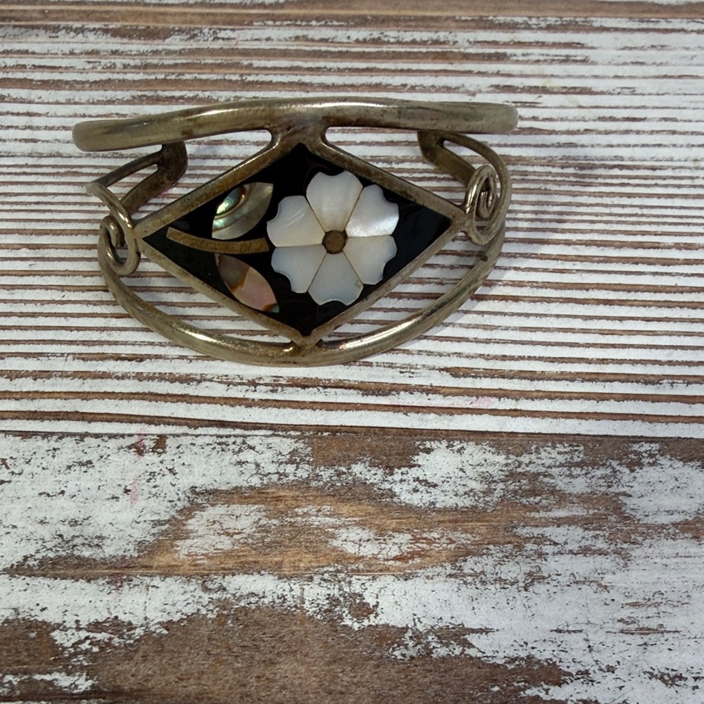 VINTAGE ALPACA MEXICAN SILVER MOTHER OF PEARL FLOWER INLAY CUFF BRACELET